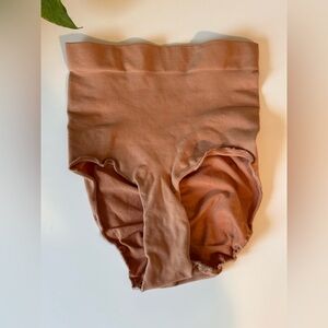 SKIMS Sculpting Mid Waist Brief in Ochre size S/M